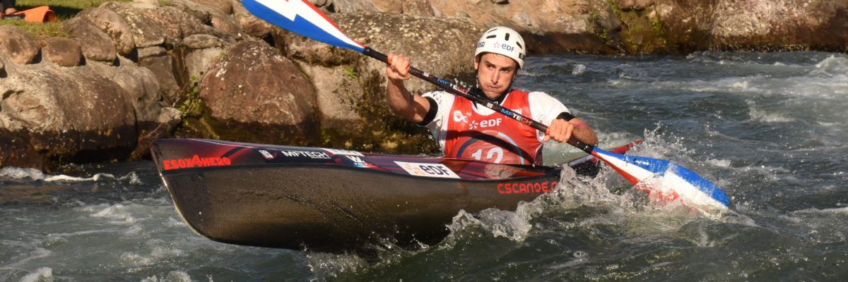 Clément FAURE franchit un seuil en kayak de descente