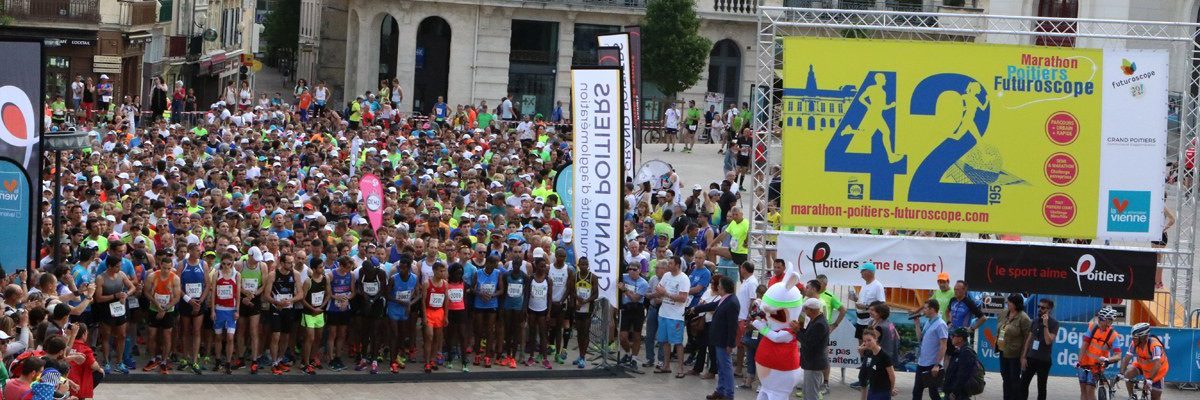Départ Marathon Poitiers Futuroscope devant l'Hôtel de Ville de Poitiers